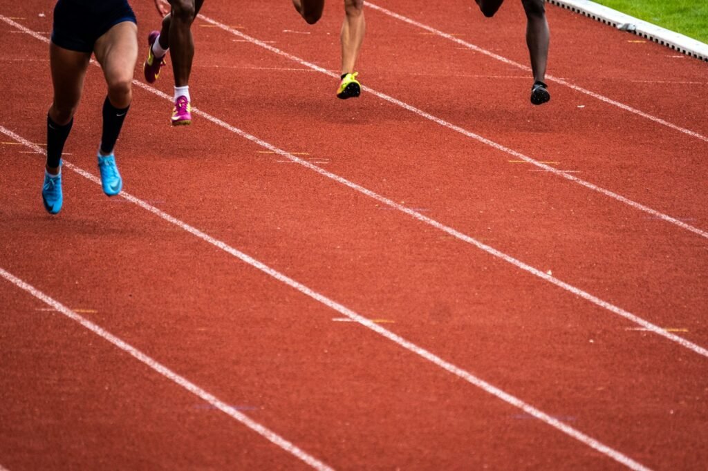 Corredores treinando tiros em uma pista de atletismo