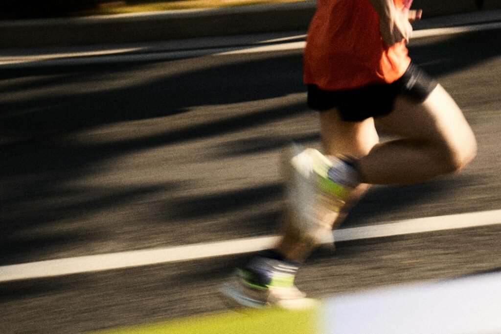 Corredor em movimento na rua