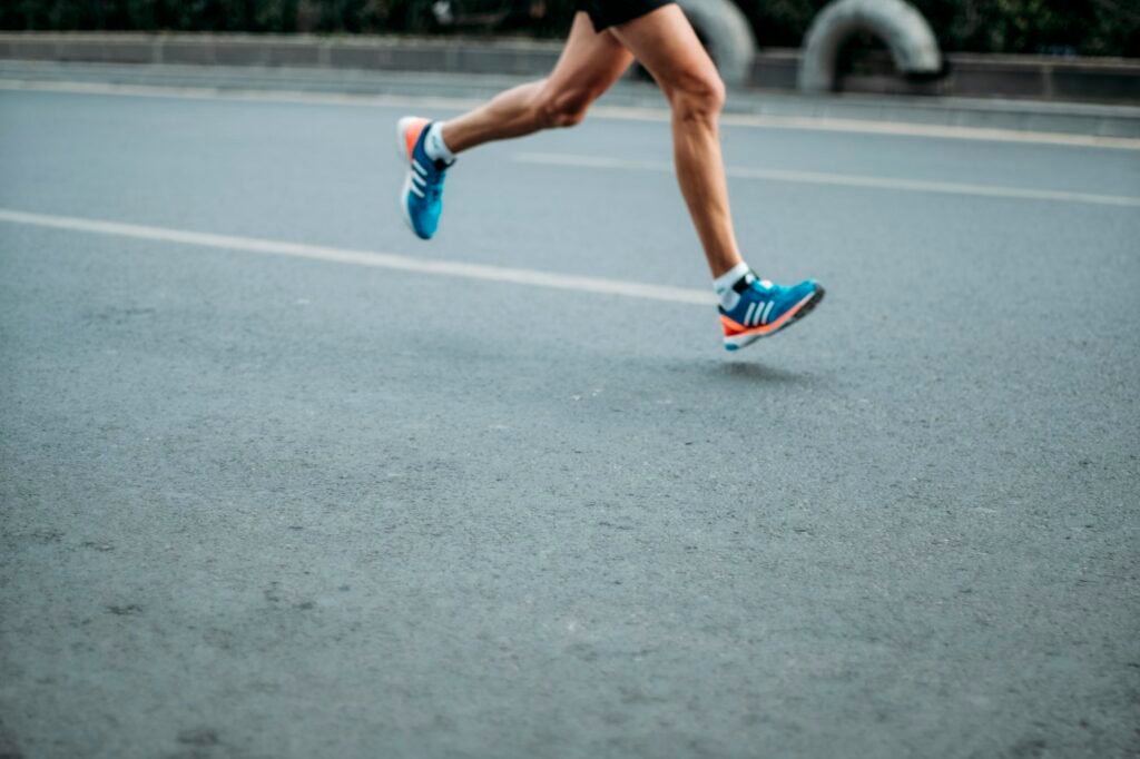 Par de tênis de corrida azul e branco