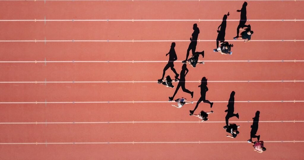 Grupo de corredores treinando em uma pista de atletismo