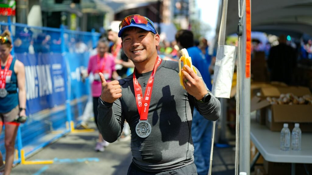 Corredor segurando uma banana após a corrida