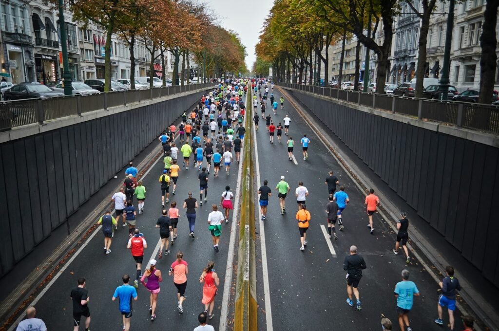 Corredores em uma prova de rua durante o dia