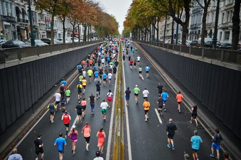 Corredores em uma prova de rua durante o dia