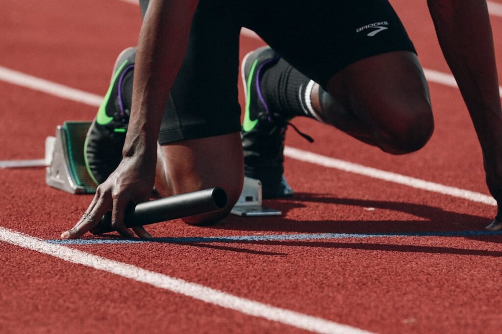 Atleta correndo em uma pista de atletismo